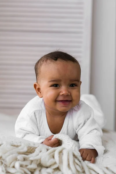 आकर्षक थोडे आफ्रिकन अमेरिकन बाळ मुलगा शोधत काळा लोक — स्टॉक फोटो, इमेज