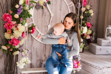 Sevgi dolu bir anne ile bebeğin odasında oynarken