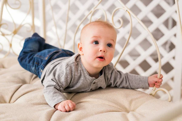 Retrato de pequeño bebé lindo — Foto de Stock