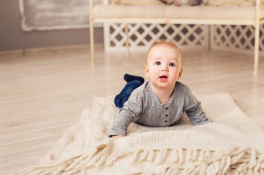 Güzel gülümseyen şirin bebek çocuk