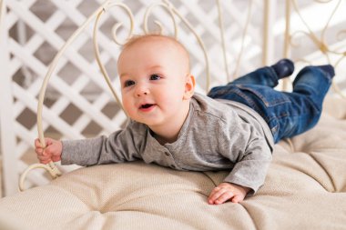 Güzel gülümseyen şirin bebek çocuk