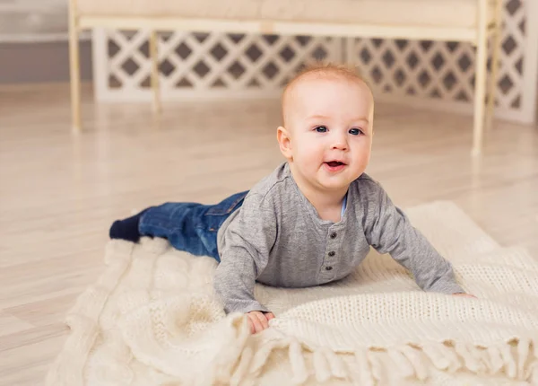 Bebé niño en azul riendo —  Fotos de Stock