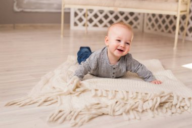 şirin bebek çocuk gülüyor