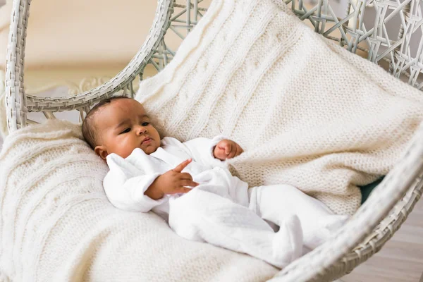 Bedårande lilla afrikanska amerikanska baby pojke tittar - svart personer — Stockfoto
