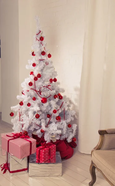 Belo quarto decorado holdiay com árvore de Natal e presentes — Fotografia de Stock