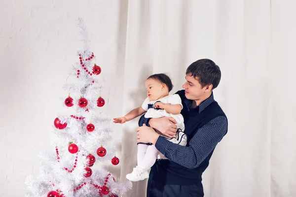 Gelukkig gezin vader en kind baby dochter met kerstboom — Stockfoto