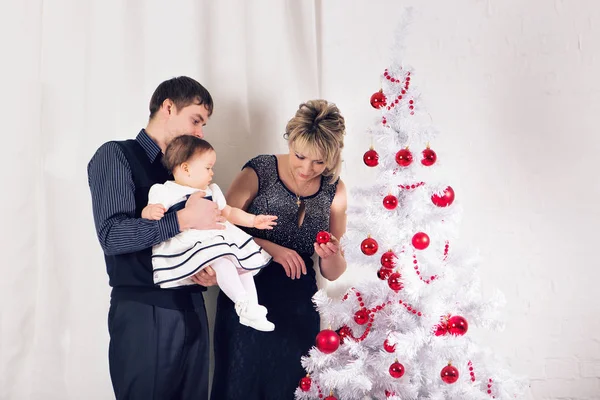 Feliz família sorridente perto da árvore de Natal — Fotografia de Stock