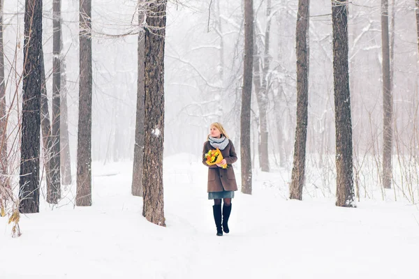 Menina bonita em uma floresta de inverno branco — Fotografia de Stock