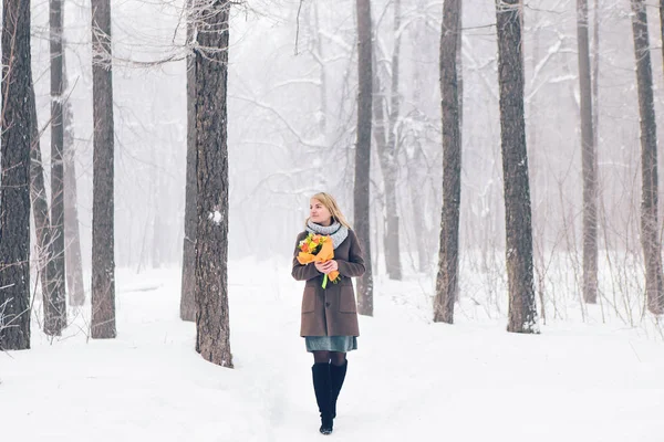 Menina bonita em uma floresta de inverno branco — Fotografia de Stock