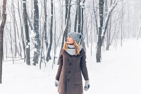 Menina bonita em uma floresta de inverno branco — Fotografia de Stock