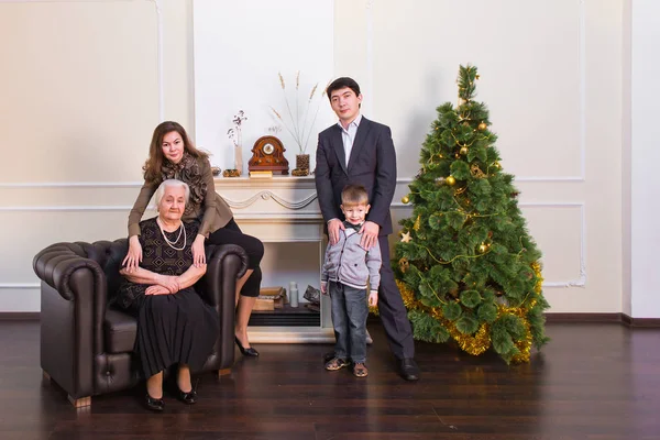 Família, feriados, geração, conceito de natal e pessoas - família sorridente perto da árvore de xmas — Fotografia de Stock