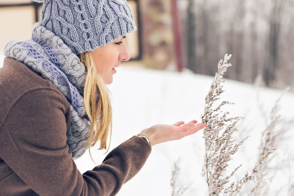 Όμορφη νεαρή κοπέλα σε ένα σύμπλεγμα δομών του άσπρο χειμώνα — Φωτογραφία Αρχείου