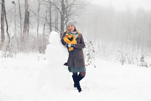 Femme faire bonhomme de neige — Photo