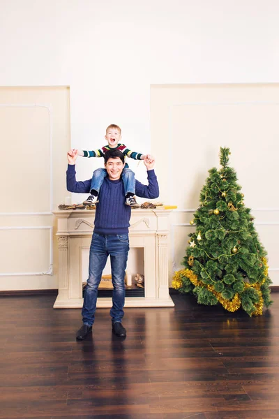 Pai de família feliz e menino de criança com árvore de Natal — Fotografia de Stock