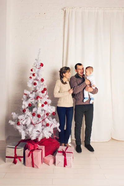 Lachende en gelukkige familie in de buurt van de kerstboom — Stockfoto