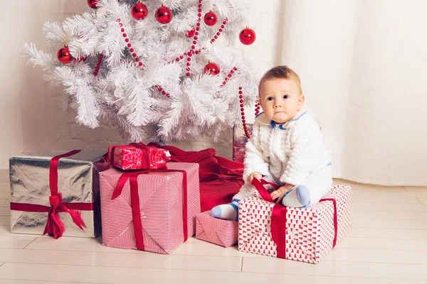 Vrolijk baby jongetje spelen in de buurt van de kerstboom — Stockfoto