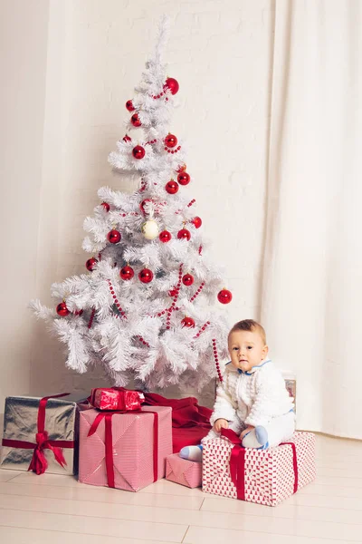 Χαρούμενος λίγο μωρό αγόρι παίζει κοντά το χριστουγεννιάτικο δέντρο — Φωτογραφία Αρχείου