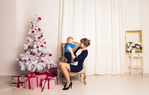 Szczęśliwa Rodzina Matka i dziecko synka, grając w domu na święta Bożego Narodzenia. Nowego roku wakacje. Maluch z mama w świątecznie Pokój z choinki. Portret chłopca, matki i dziecka — Zdjęcie stockowe