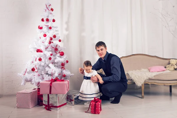 Szczęśliwa Rodzina ojciec i dziecko córeczkę z choinki — Zdjęcie stockowe