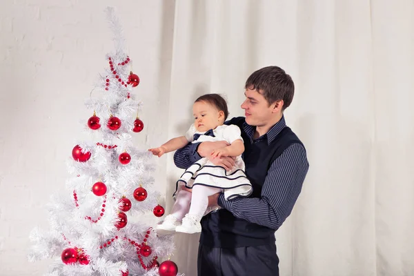 Rodziny, dzieci, Boże Narodzenie, x-mas, pojęcie miłości - szczęśliwy ojciec z córką noworodek w pobliżu choinki — Zdjęcie stockowe