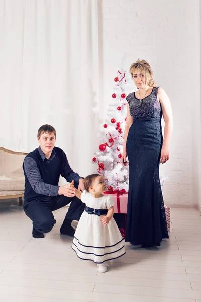 Glücklich lächelnde Familie am Weihnachtsbaum — Stockfoto