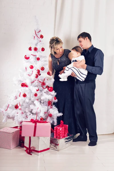 Lachende en gelukkige familie in de buurt van de kerstboom — Stockfoto