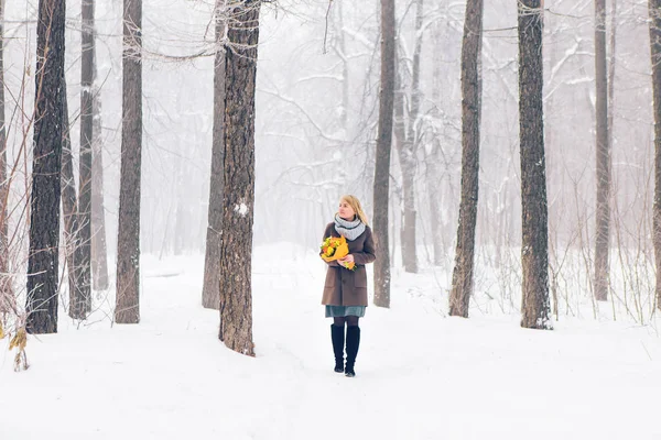 하얀 겨울 숲에서 아름 다운 젊은 여 자가 — 스톡 사진