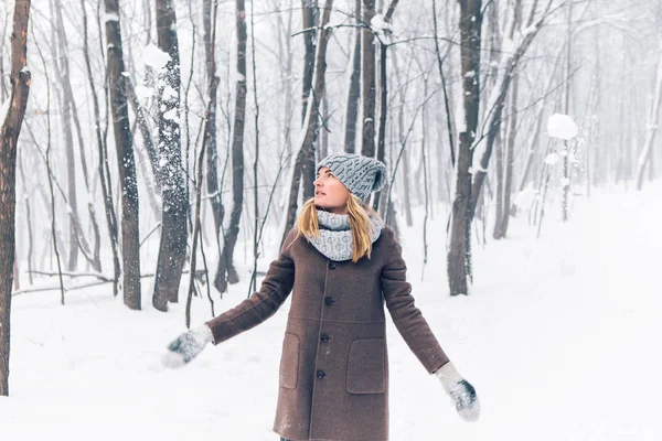 年轻漂亮的女孩在白色冬季森林 — 图库照片