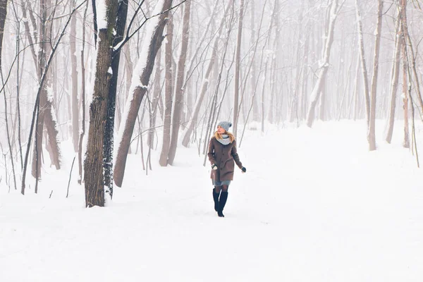 하얀 겨울 숲에서 아름 다운 젊은 여 자가 — 스톡 사진