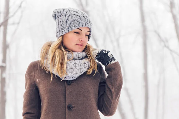 Attrayant jeune femme en hiver en plein air — Photo