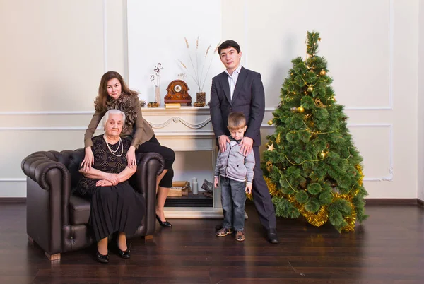 Família, feriados, geração, conceito de natal e pessoas - família sorridente perto da árvore de xmas — Fotografia de Stock