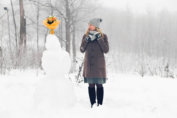 Жінка зробити сніговика — стокове фото