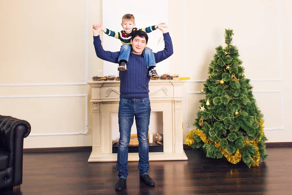 Счастливый отец семьи и ребенок мальчик с рождественской елкой — стоковое фото
