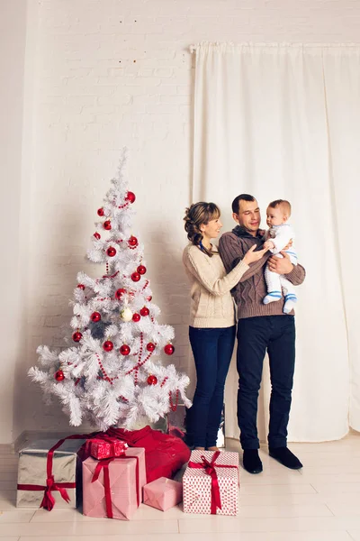 Lachende en gelukkige familie in de buurt van de kerstboom — Stockfoto