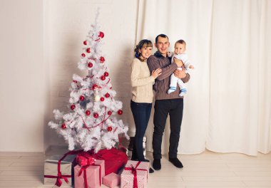 gülümseyen aile Noel ağacının yakınında