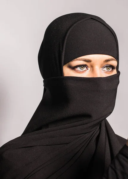 Mooie oosterse vrouw in niqab traditionele sluier — Stockfoto