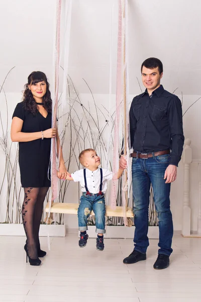 Jovem bonito feliz moderna família, mãe pai filho — Fotografia de Stock