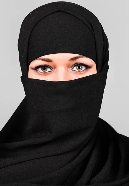 Schöne Frau aus dem Nahen Osten im traditionellen Niqab-Schleier — Stockfoto