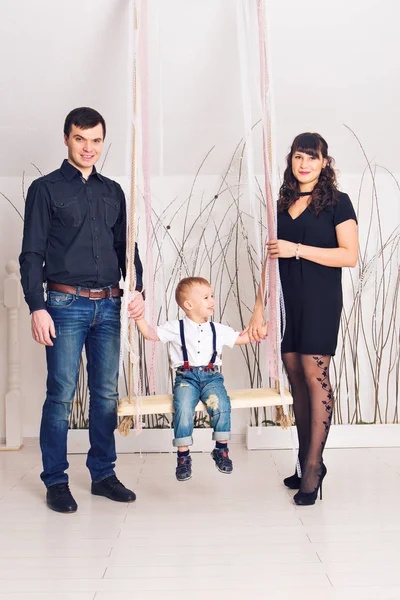 Jovem família feliz em casa: Mãe, pai e filho — Fotografia de Stock
