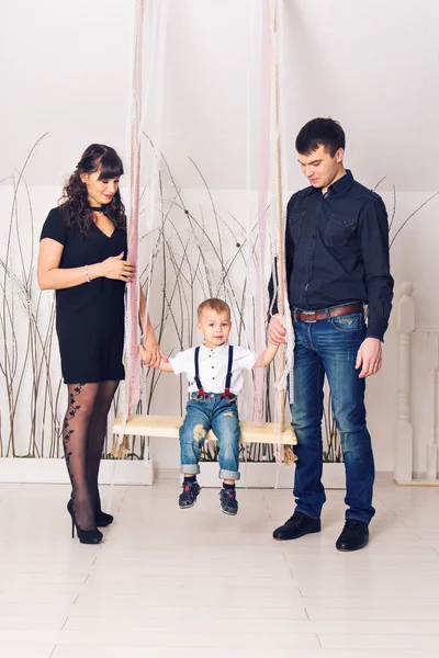 Jovem família feliz em casa: Mãe, pai e filho — Fotografia de Stock