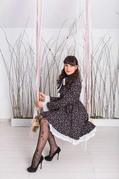 bir salıncak üzerinde güzel bir kadın