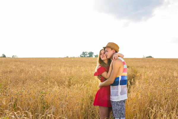 Romantisches Paar umarmt sich auf dem Feld — Stockfoto