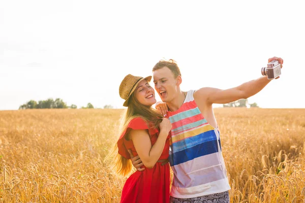 Junges Paar macht Foto mit dem Handy — Stockfoto