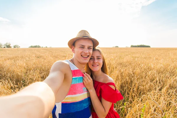 Casal jovem tirar foto por telefone móvel — Fotografia de Stock