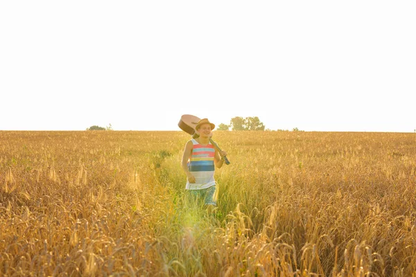 Viajero, fondo de viaje romántico, joven saliendo de casa, chico con guitarra caminando al atardecer — Foto de Stock