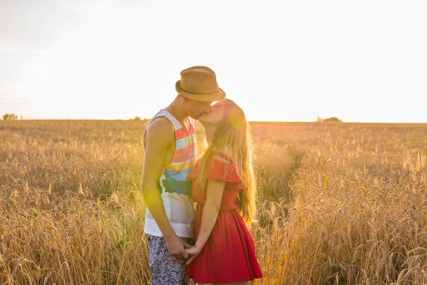 Novio y novia besándose en el campo — Foto de Stock