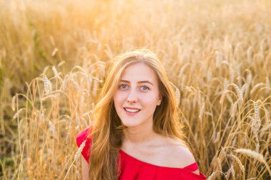 Açık havada güzel genç kadın. Doğa keyfini çıkarın. Sağlıklı gülümseyen kız alanında