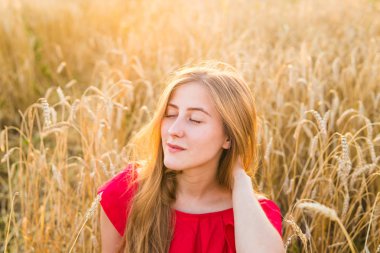Açık havada güzel genç kadın. Doğa keyfini çıkarın. Alan kız
