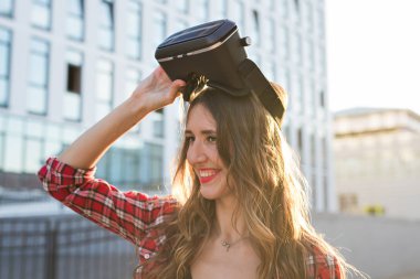 VR dışında kullanan genç güzel kadın