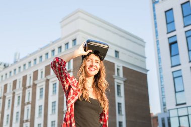 VR dışında kullanan genç güzel kadın